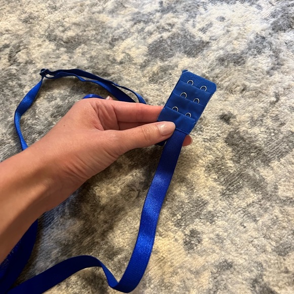 Electric blue lace lingerie set - Picture 3 of 5